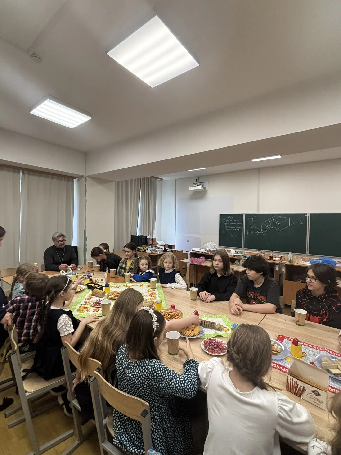 В СОШ №19 прошло мероприятие, посвящённое Пасхе — Христову Воскресенью. Ученики узнали ...