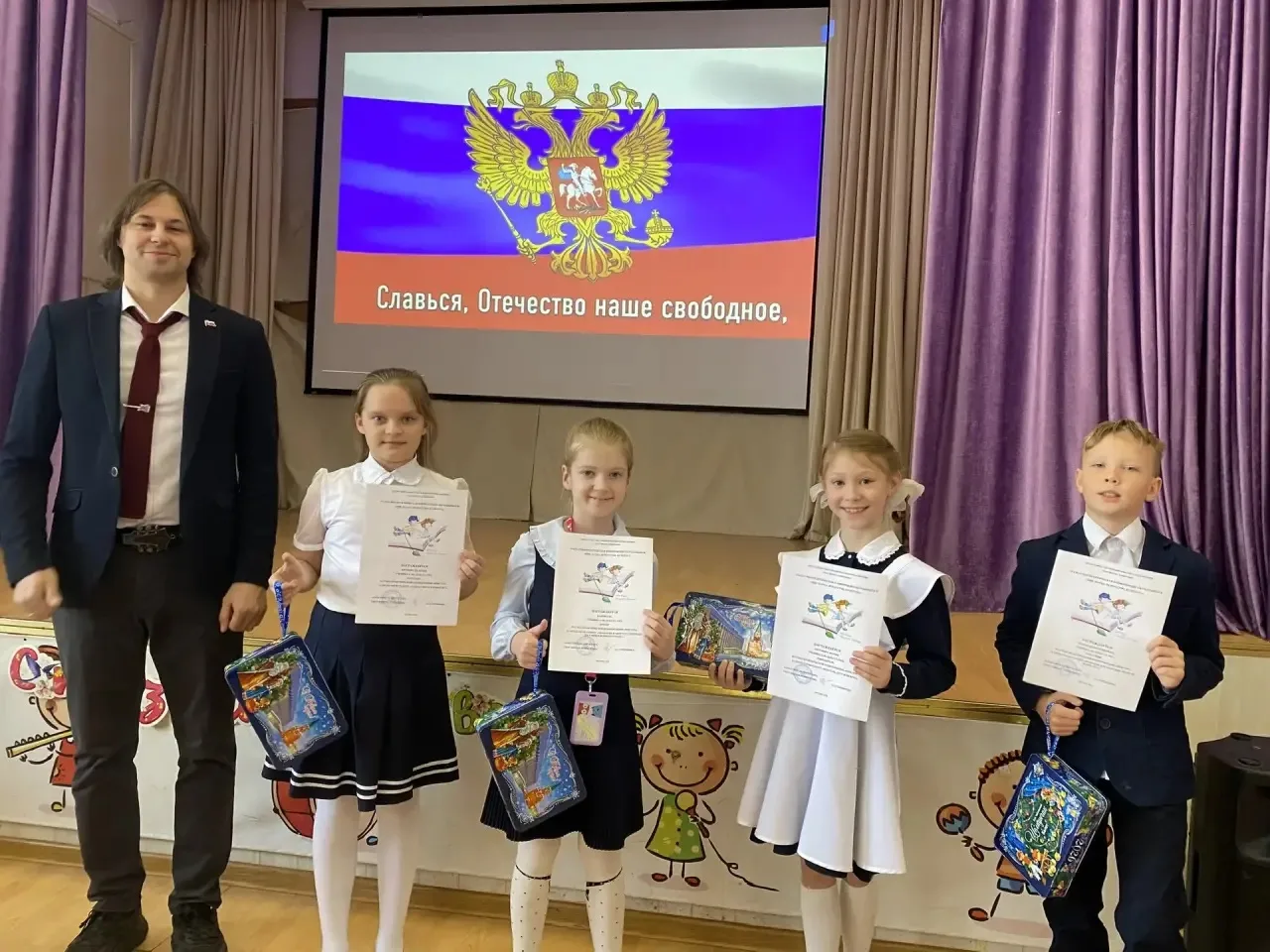 🇷🇺Бодро и дружно вступаем в новую учебную неделю!  По традиции наш понедельник начался с торжественн