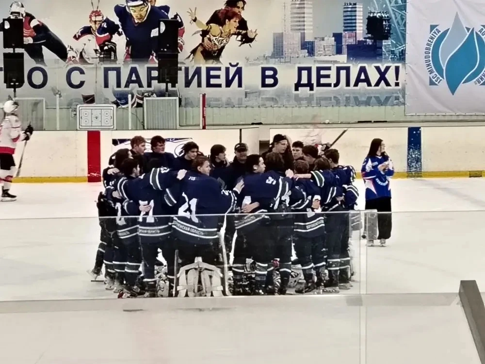 ЖАРКАЯ БИТВА НА ЛЬДУ: КАК 4 «В» ПОДДЕРЖАЛ РОДНУЮ КОМАНДУ!  Сегодня ученики 4 «В» класса сменили прив