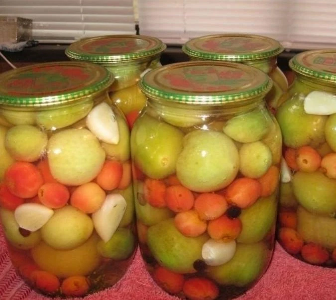 МАРИНОВАННЫЕ ЗЕЛЕНЫЕ ПОМИДОРЫ С ЯБЛОКАМИ И ЧЕСНОКОМ