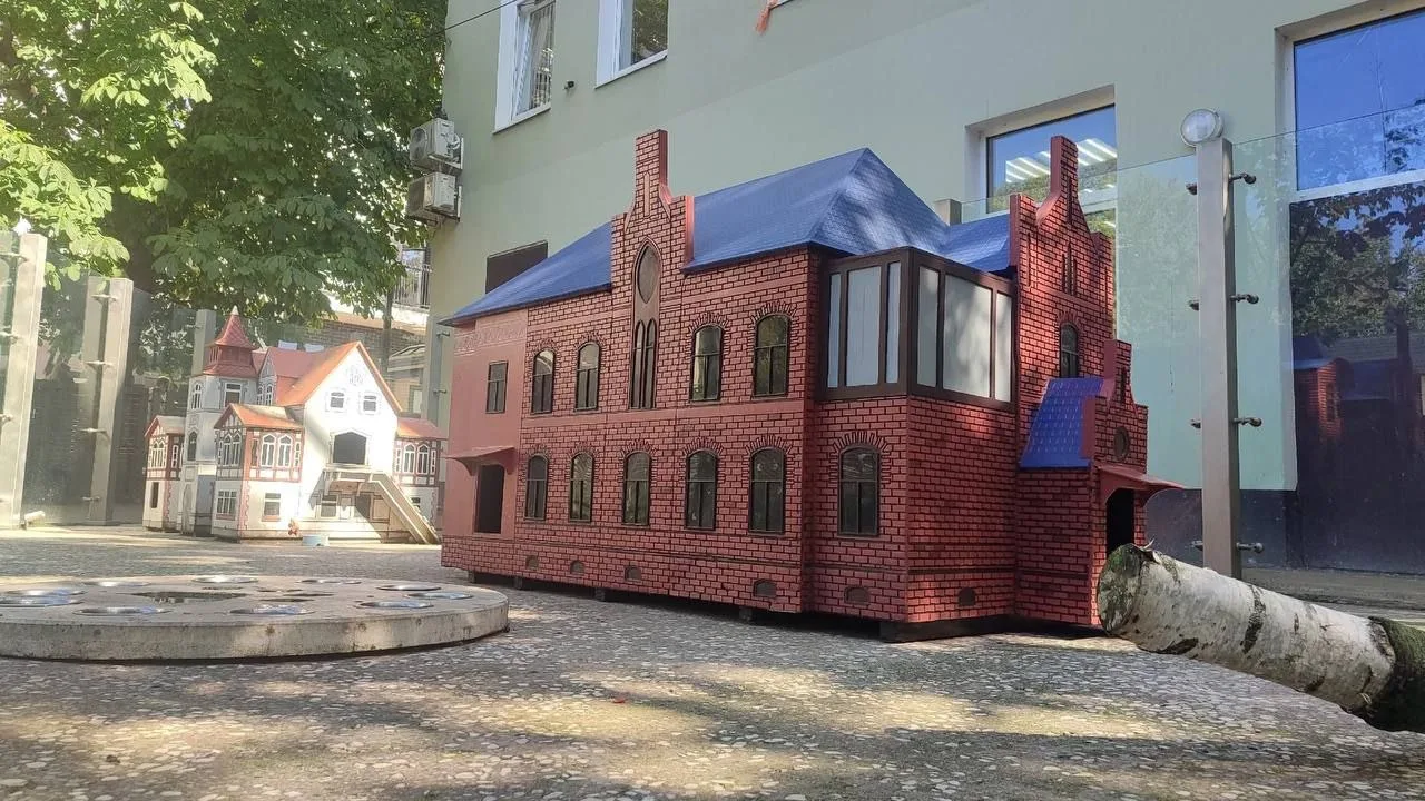 🐱🏠 Два котодомика в Зеленоградске вернулись с реставрации. Как только их установили н...