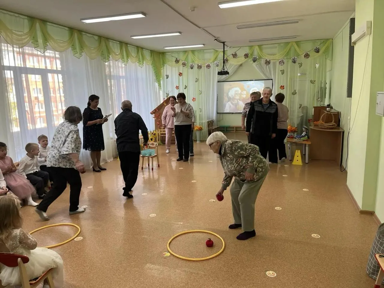 👵 Бабушки и дедушки станцевали вместе с дошколятами