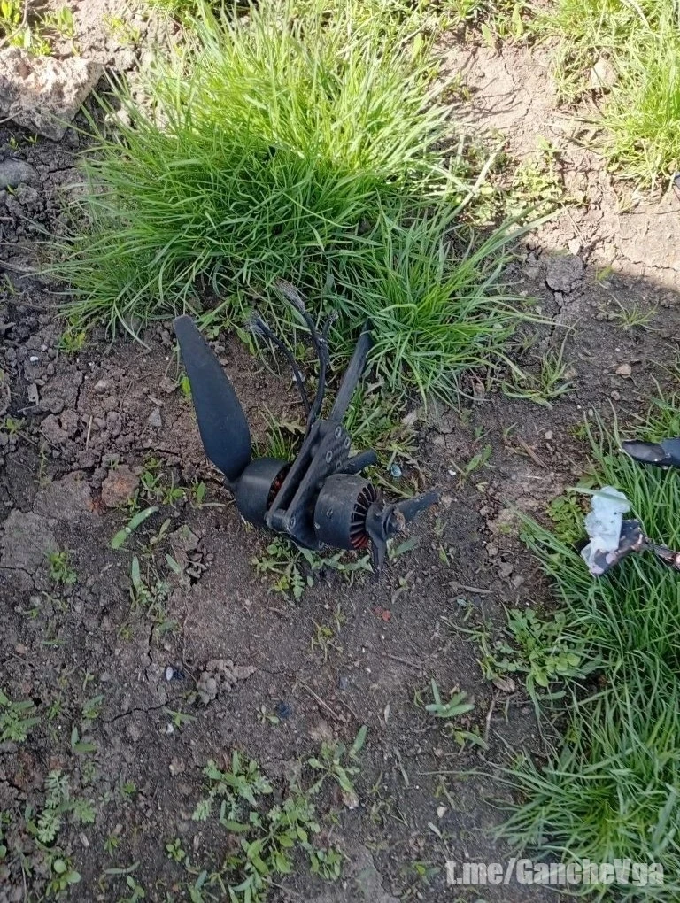 В селе Токаревка Купянского района боевики киевского режима, применяя FPV-дрон, нанесли удар по граж