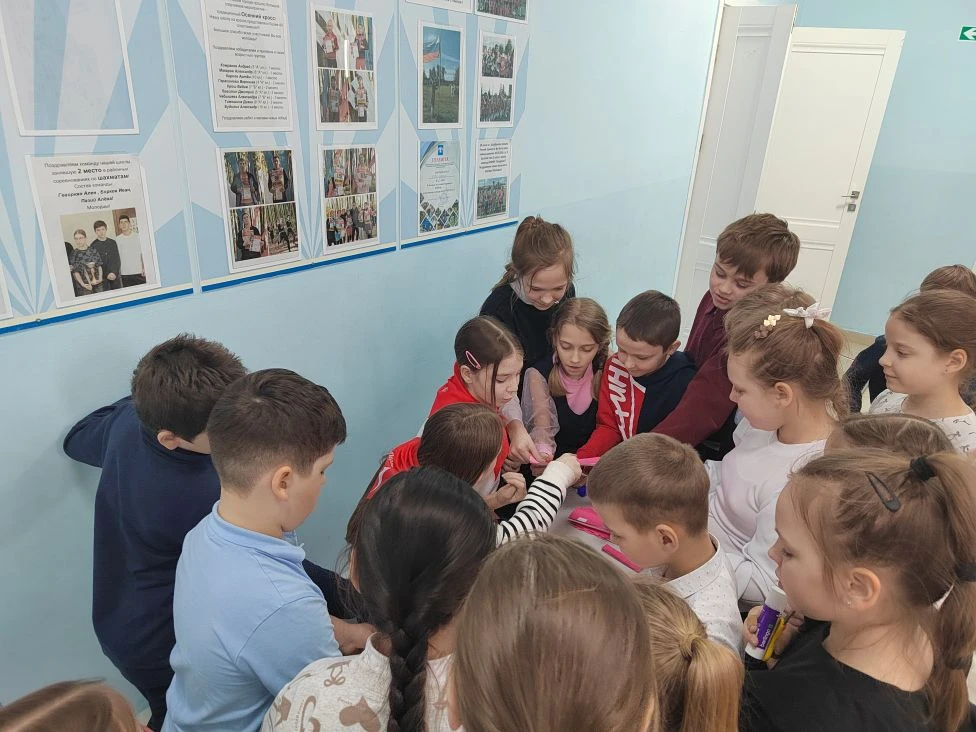 🎨 Сегодня на переменах активисты ПО «Движения Первых» провели мастер-класс по изготовл...