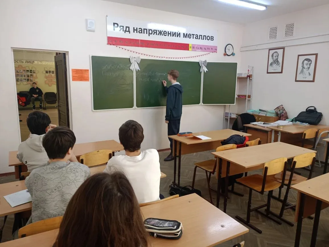 Зимние каникулы в лицее. И постреляли, и поиграли в баскетбол, и позанимались на доп. занятиях по ма