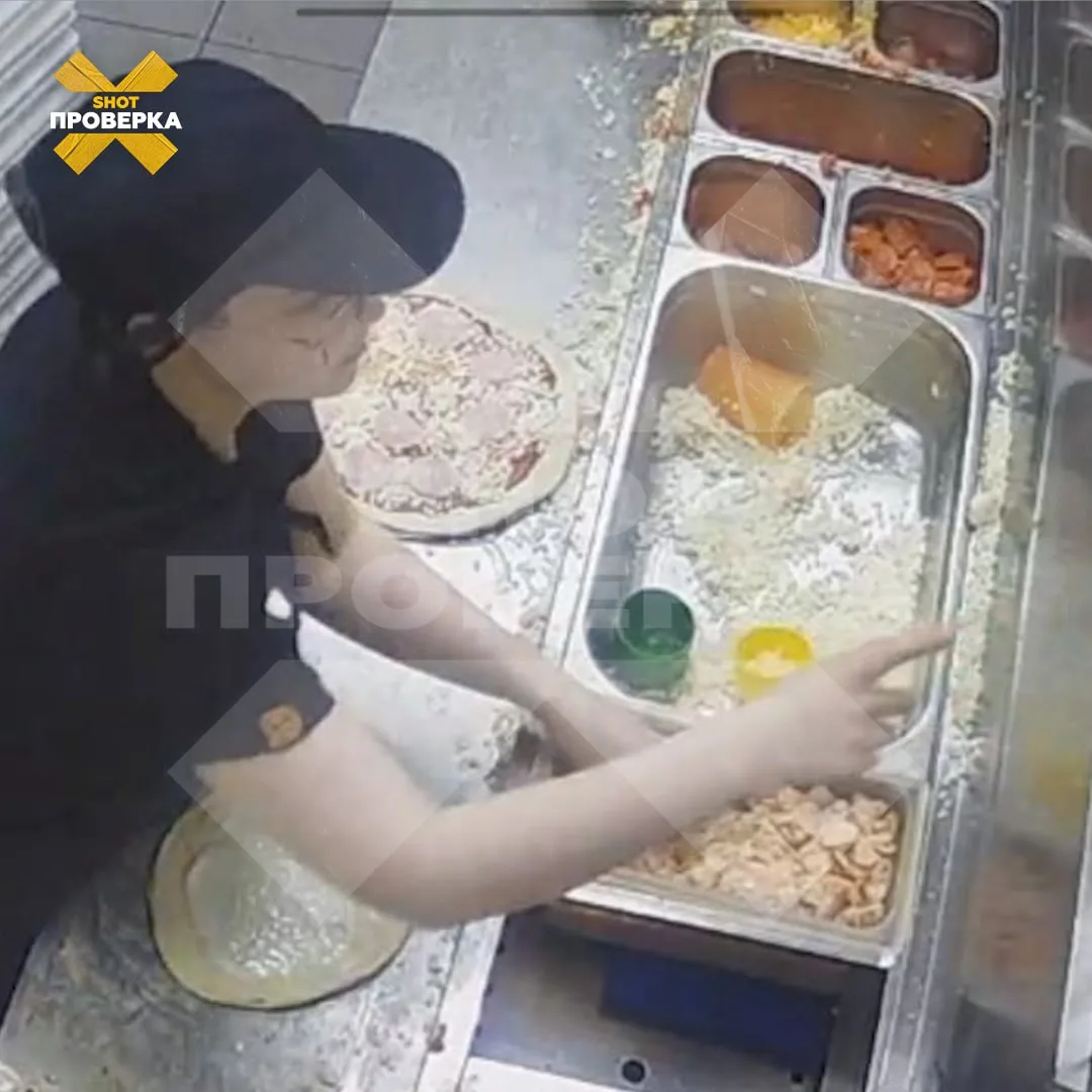 Грязные столы, мусор, разбросанные продукты и разлитые соусы заметила жительница Екатеринбурга на ку