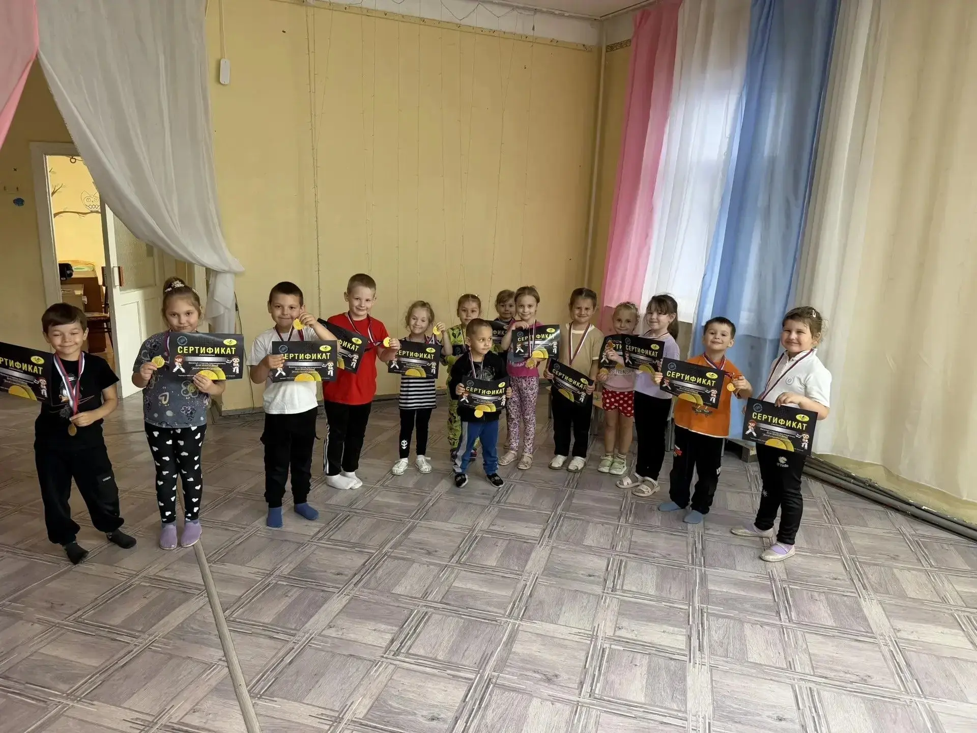Ура, у нас праздничная эстафета, приуроченная к празднованию Дня защиты детей! Тренером-преподавател