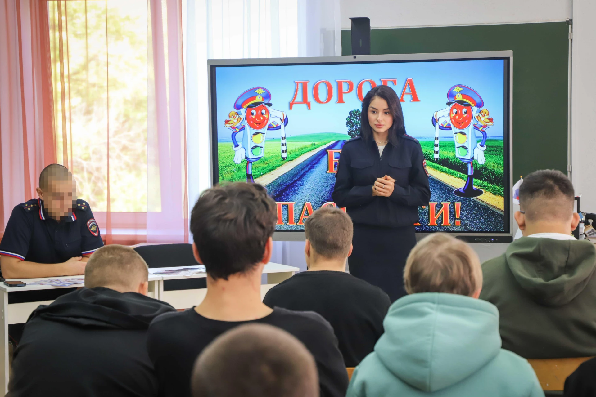 В Хабаровске транспортные полицейские побеседовали о безопасности с учащимися школы-инт...