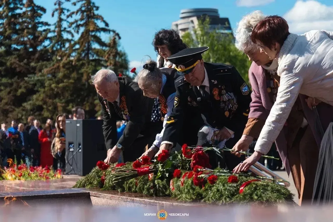 В Чебоксарах состоялась торжественная церемония возложения цветов к Вечному огню  Об этом рассказал 