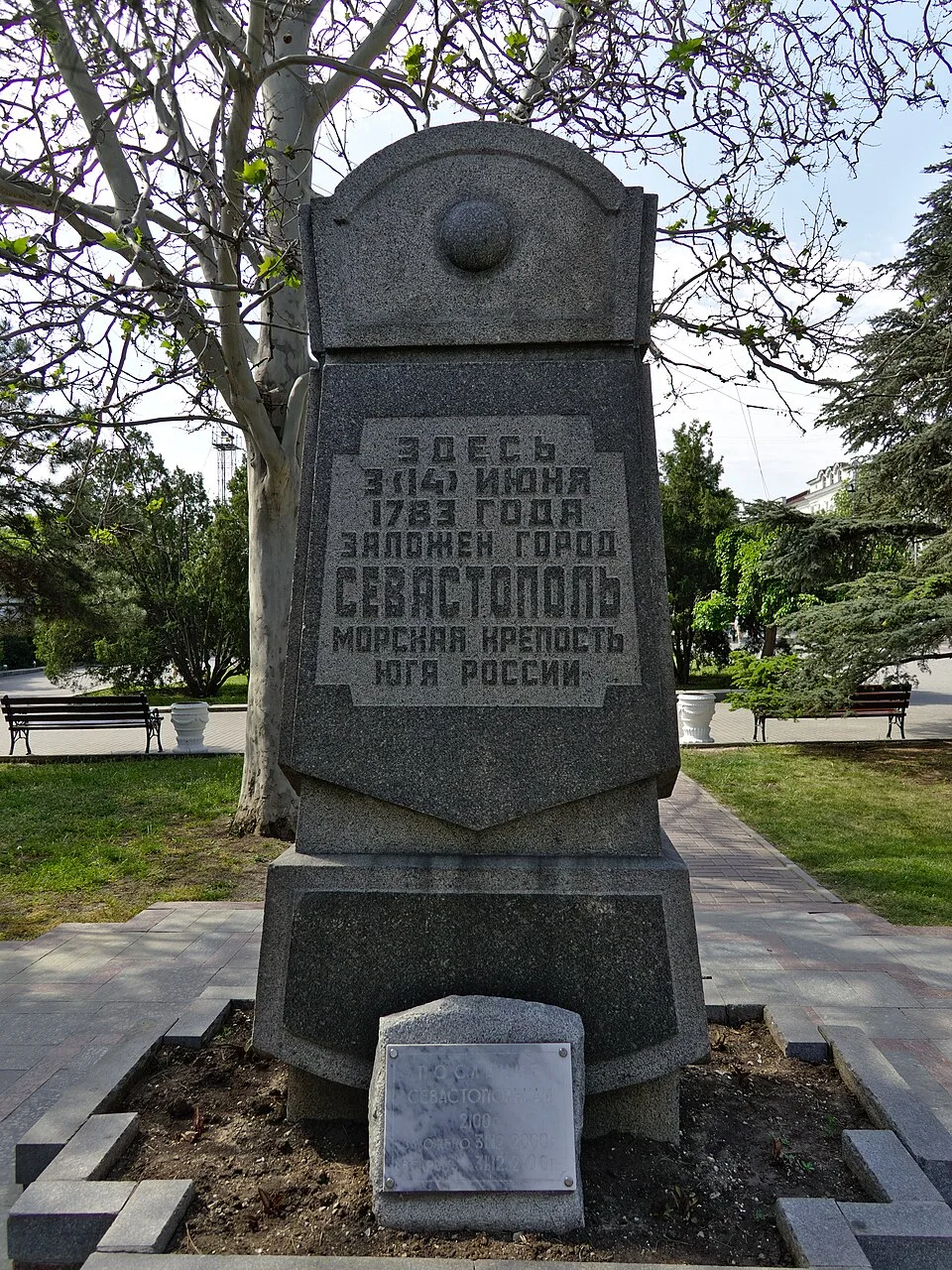 Виды Севастополя XVIII-XIX веков. 
Хорошо видно, что город всегда был тесно связан с Черноморским Фл