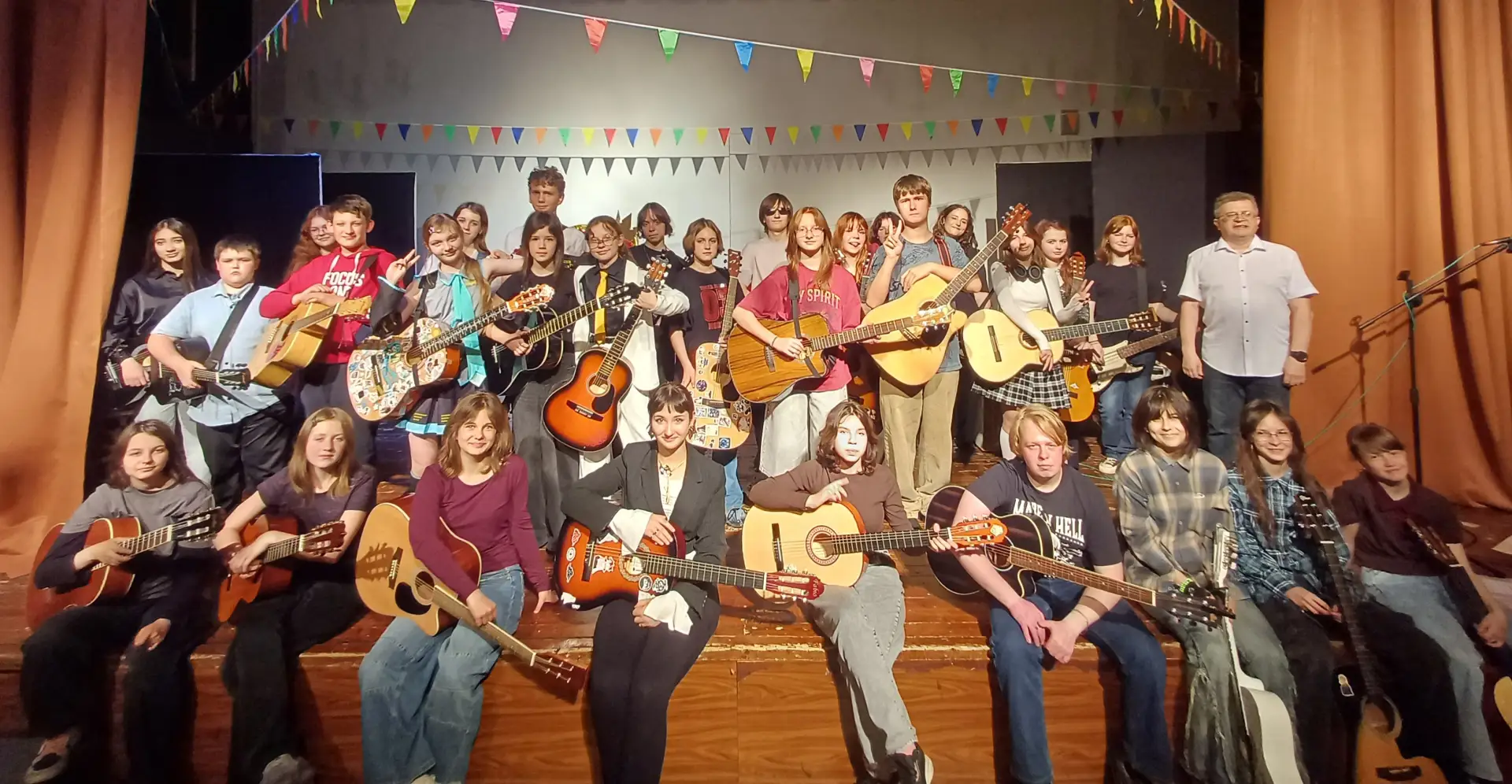 🎸 Сегодня в стенах нашего Дворца творчества царила особенная атмосфера — звуки гитары ...