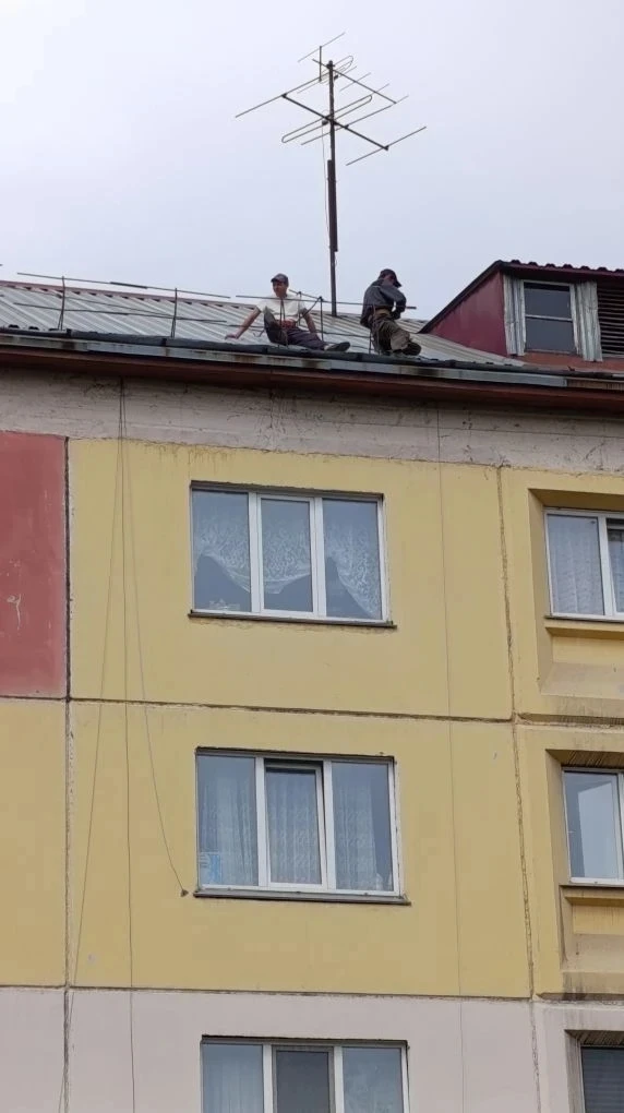 ✅ Продолжают ребята ремонтировать ограждения на МКД по ул Дзержинского.