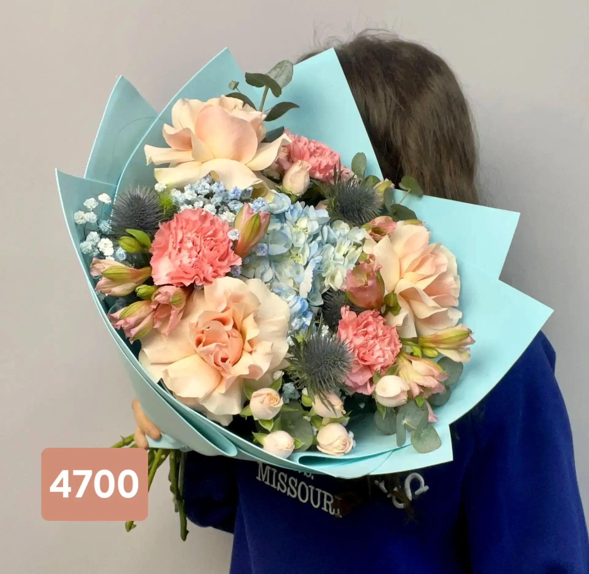 Еше одна подборка букетов на последний звонок и выпускные в бюджете от 3000-6000.