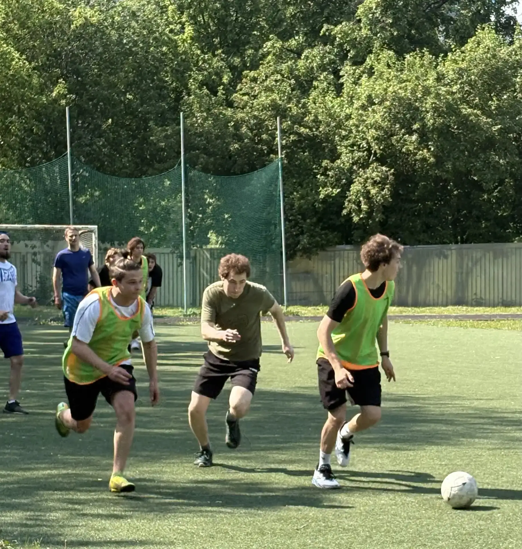 Одиннадцатиклассники против учителей — матч, которого ждали все ⚽  В школе состоялся яркий и долгожд