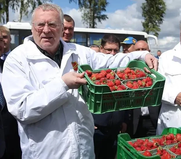 🍓С днем клубники!

Ежегодно 18 июня в России празднуется День клубники. Время вспомнить знаменитую 