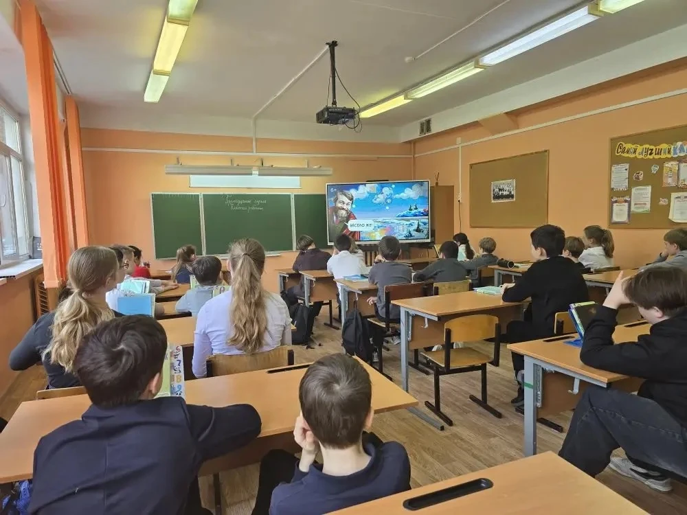🏫 Утро после каникул в нашей школе начинается традиционно с разговоров о важном! Тема классного часа