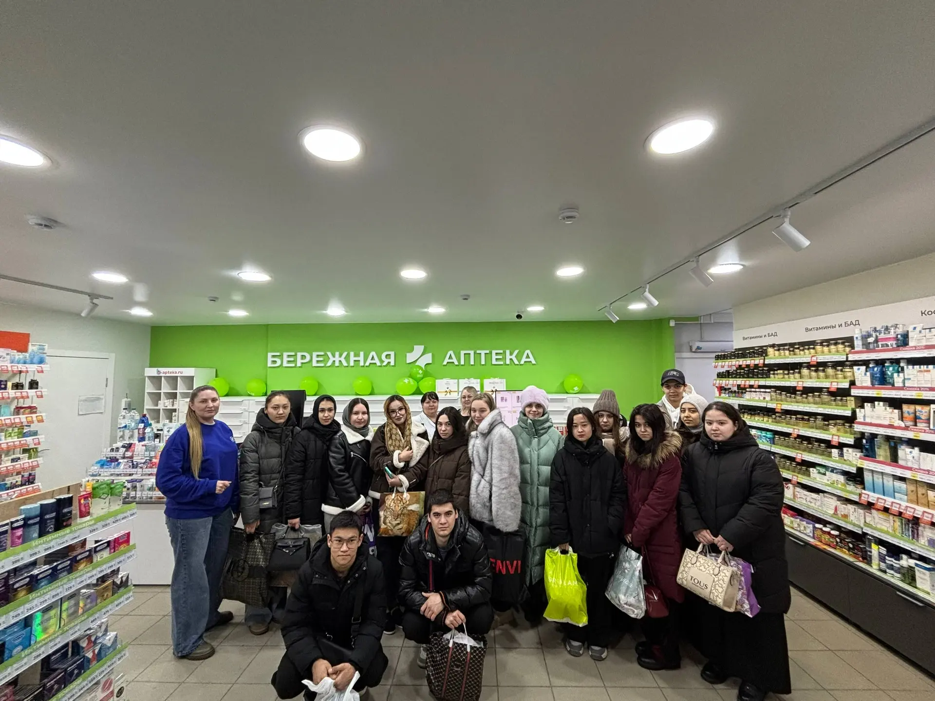 Визит в Фармаимпекс  Студенты-фармацевты побывали на познавательной экскурсии в аптеке-складе компан