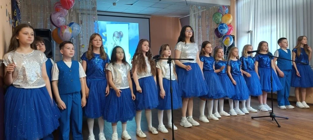 🎶 В нашей школе прошёл отчётный концерт вокального ансамбля «Звёздный дождь»! 🎤✨ Юные артисты подари