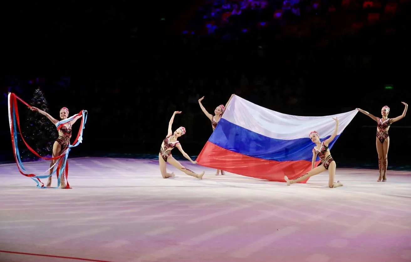 Российским гимнастам вернули право выступать с флагом и гимном