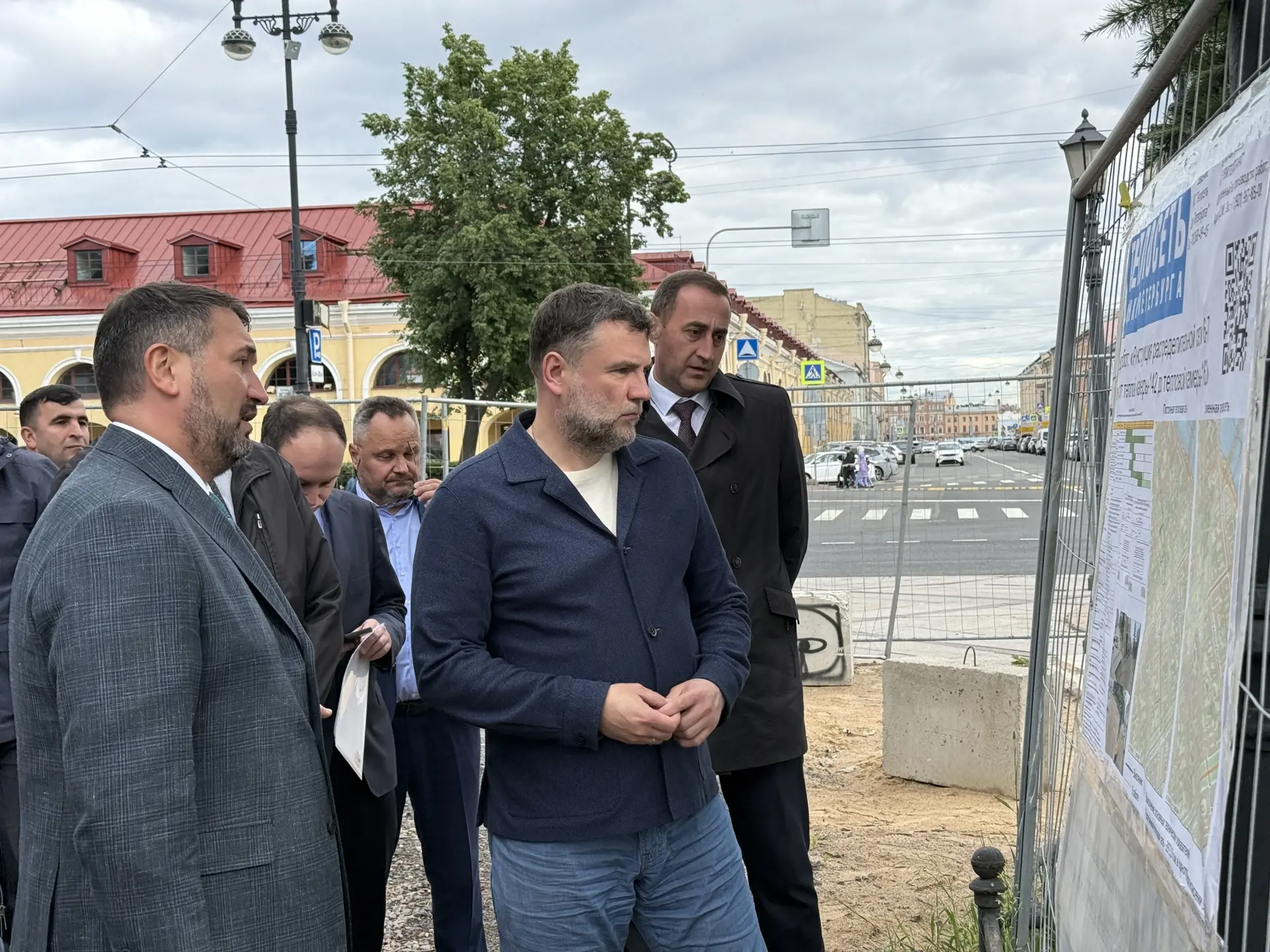 Проинспектировал ход восстановления благоустройства на Андреевском бульваре 

Вместе с генеральным д