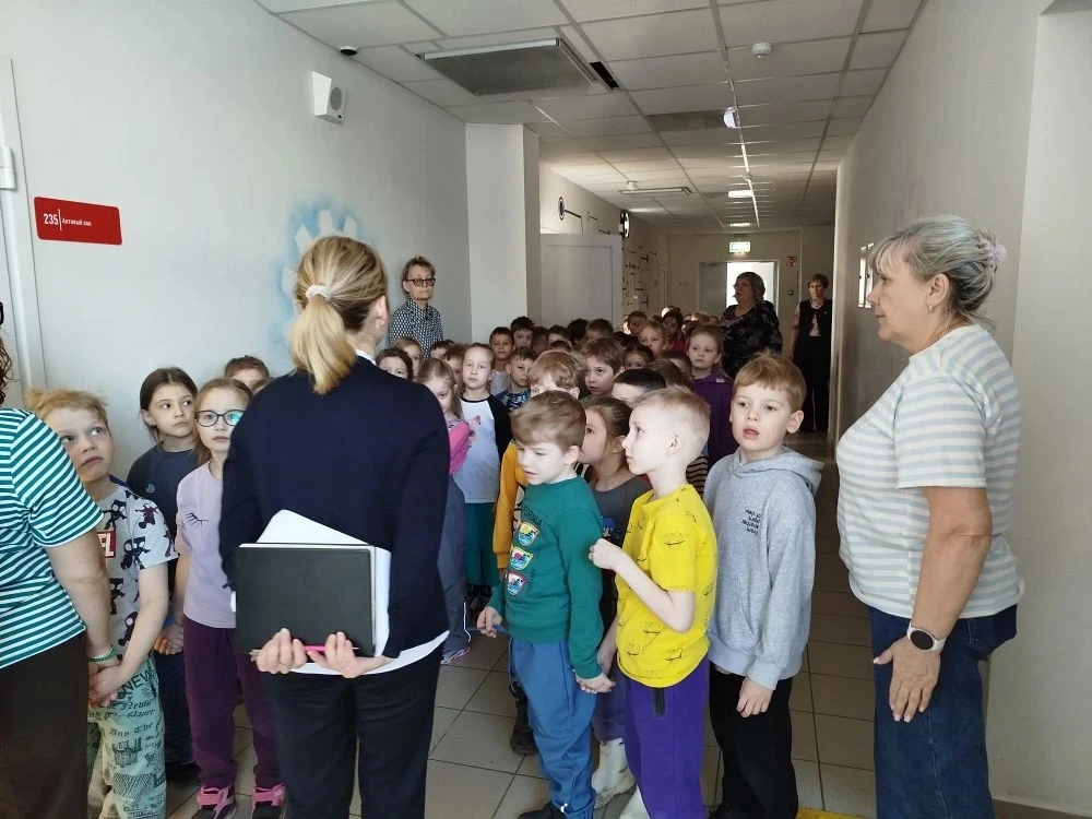 Скоро в первый класс 🎒  Знакомство со школой начинается не 1 сентября. И чтобы переход из детского с