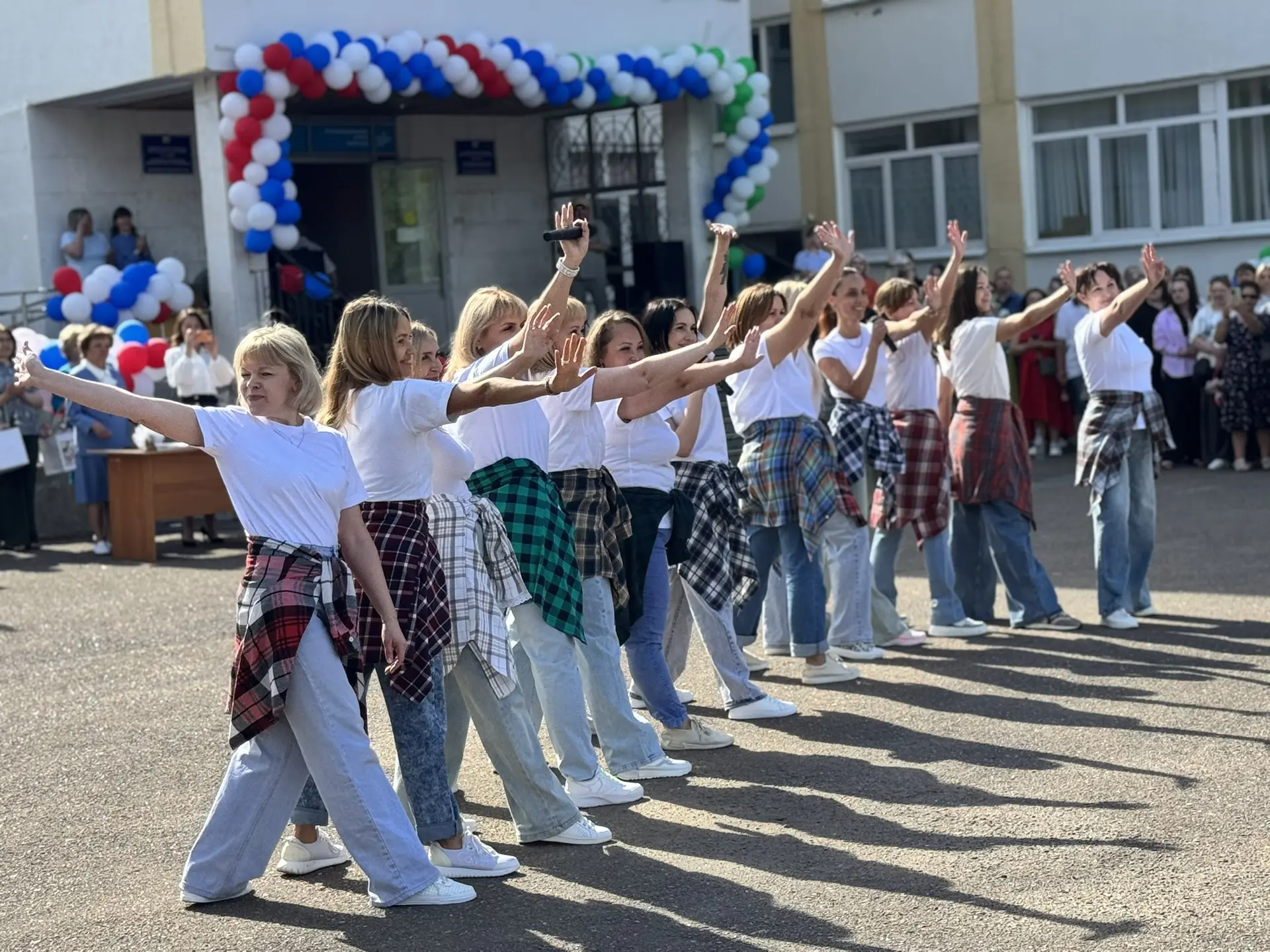 ✨ Последний звонок для 9-х классов: день, наполненный эмоциями и теплом! ✨  Сегодня для выпускников 