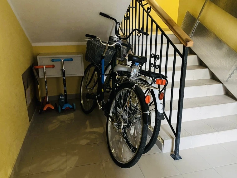 🚲 Хранение велосипедов в МКД: что говорит закон❓

С наступлением лета велосипеды и самокаты всё чащ