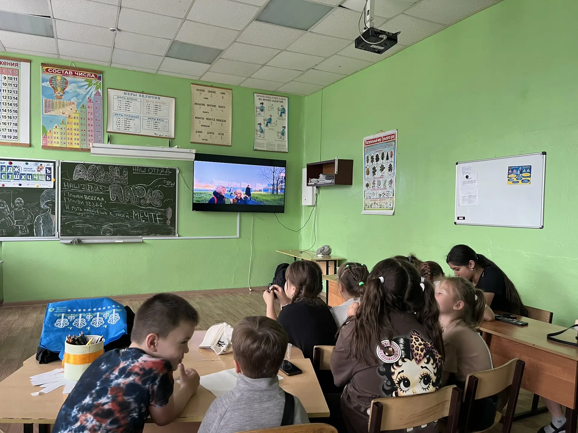Сегодня в нашем лагере прошёл кинопоказ фильма «Новенький»!

Фильм зашёл на ура: мальчишки и девчонк