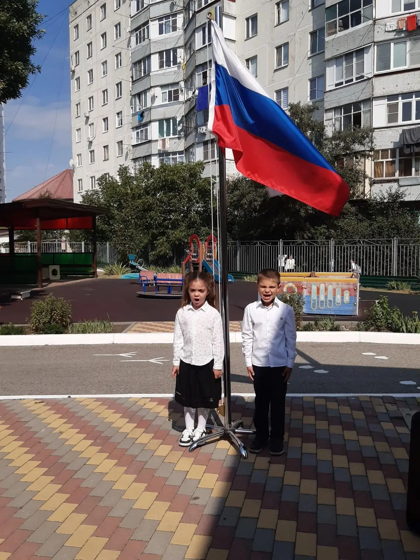 Сегодня вся страна отмечает День знаний - 1 сентября!  В нашем детском саду состоялся г...
