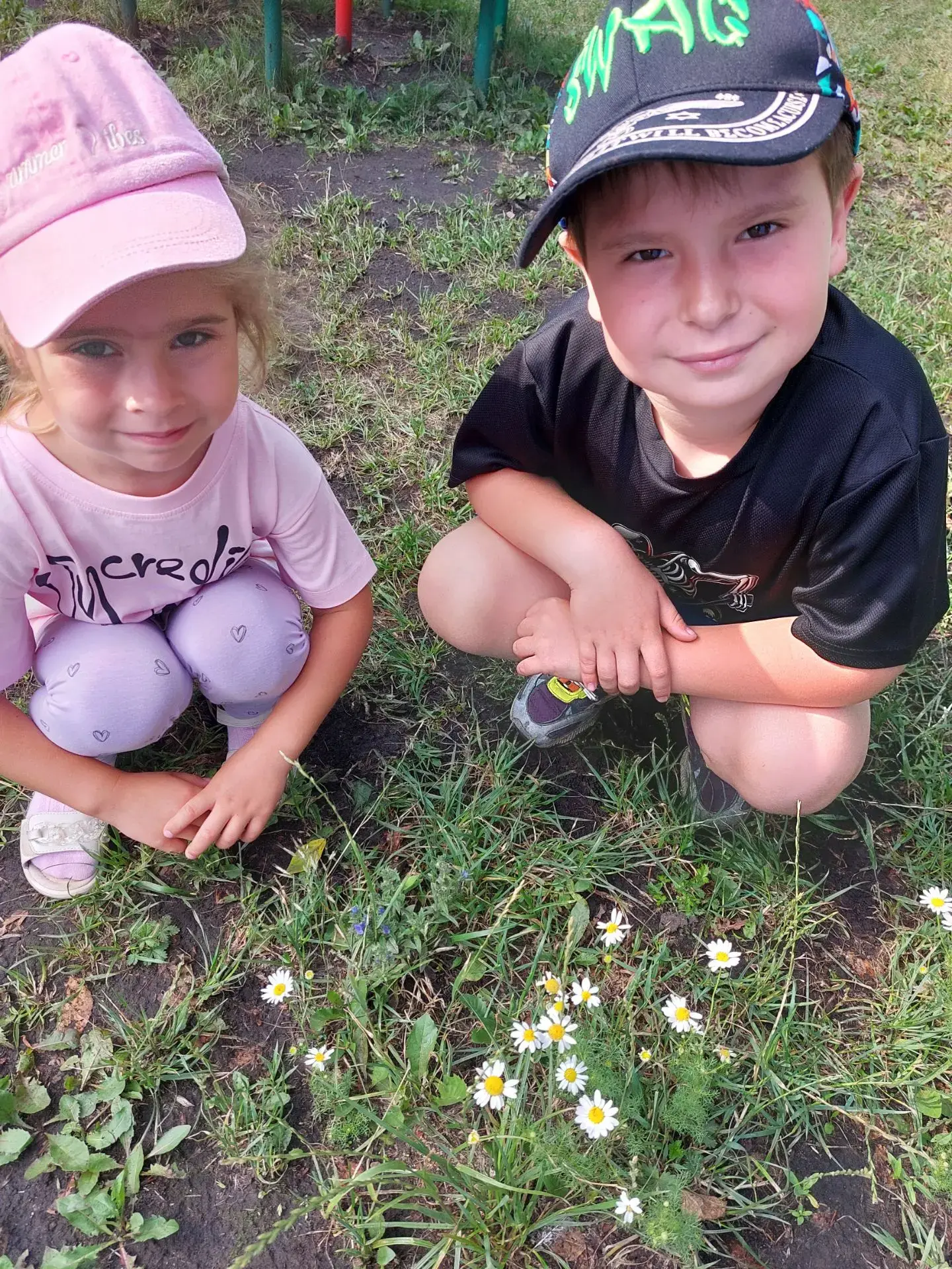 🌼 Ромашка 🌼
В целом мире нет цветка красивей,
Нет его нежнее и родней.
Стала символом она России,

