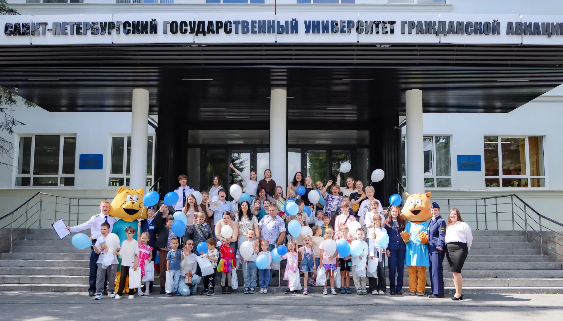 ✈🌼 В СПбГУ ГА отметили День семьи, любви и верности!

8 июля в Университете прошел яркий и душевный