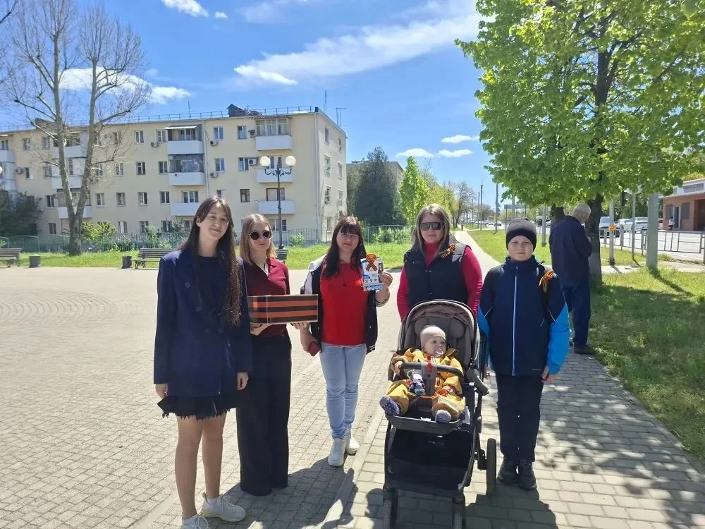 В преддверии праздника Победы, к великому дню 9 Мая! 🧡🖤  Сегодня ученики 5 «Д» и 8 «В» классов совме