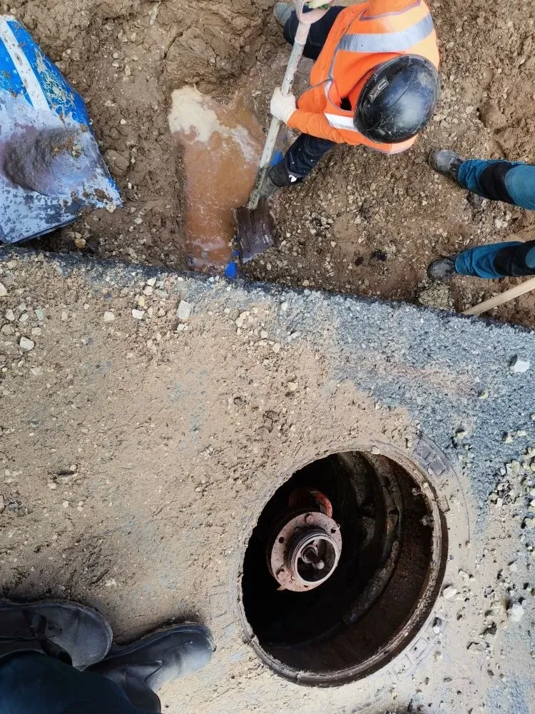 🛠  При проведении земляных работ  сторонняя организация повредила водопровод  ПНД диметром 160 мм.  