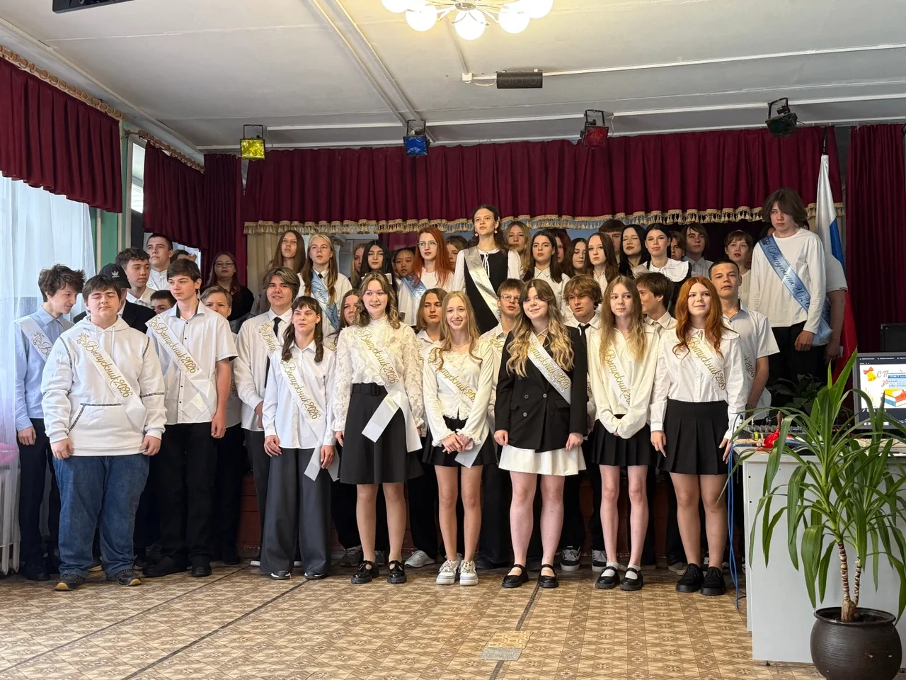 🎓 Сегодня в Образовательном центре №5 (СП №2) прозвенел последний звонок для 9-х классов!