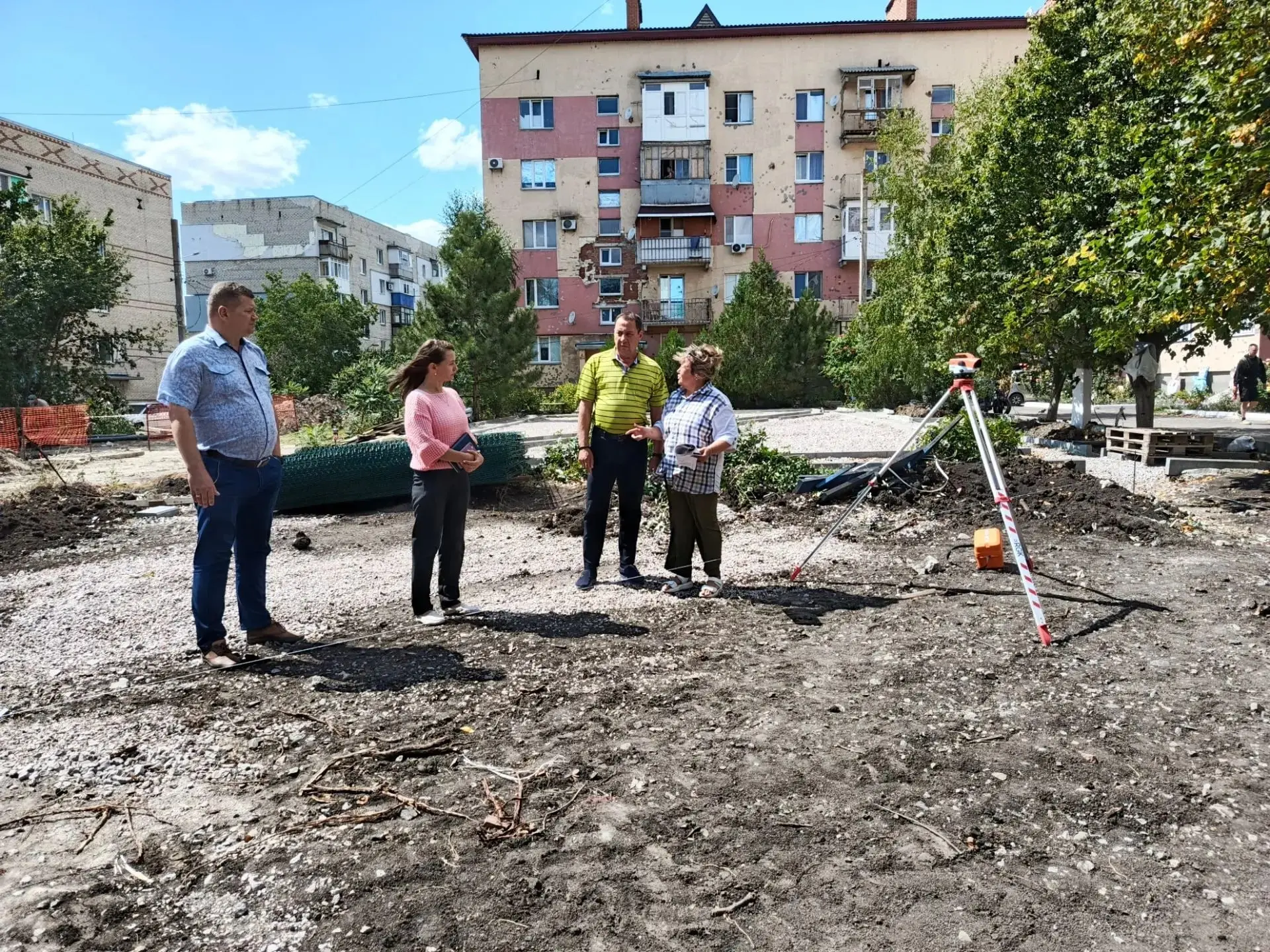 Глава Волновахского округа Константин Зинченко совместно с руководителями ЖКХ и архитек...