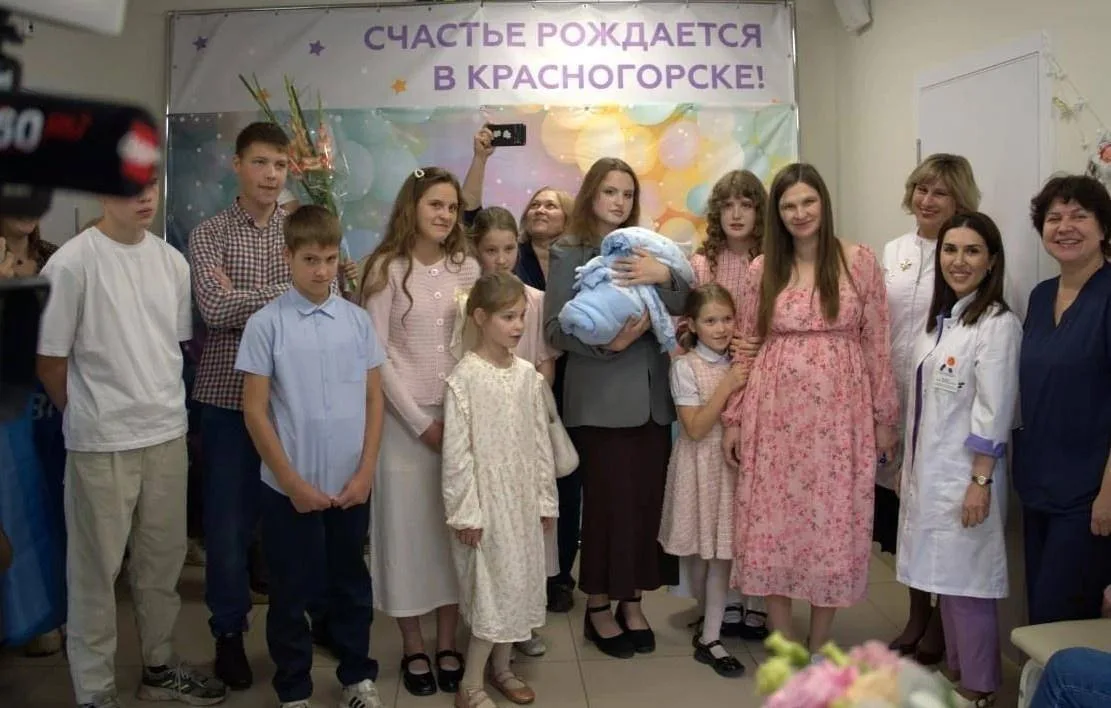 Женщина из Подмосковья родила 17-го ребёнка. Теперь в семье из Красногорска 12 девочек ...