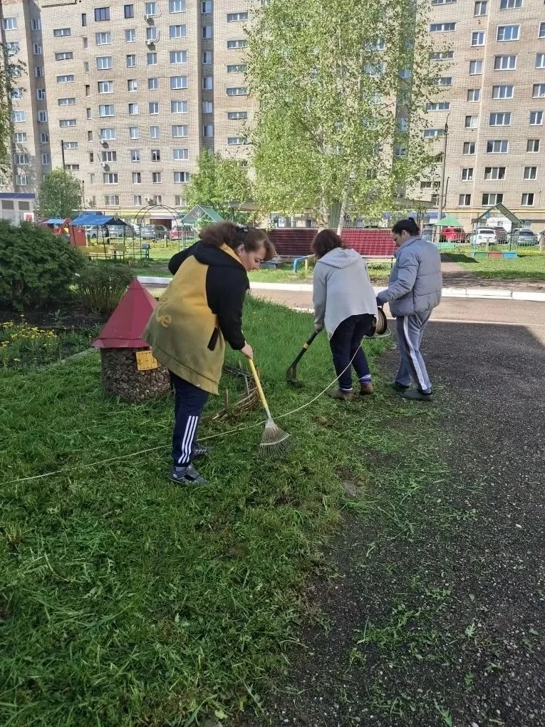 🌿Теперь наш детский сад выглядит ещё ярче и уютнее! Покосили траву и обрезали кустарни...