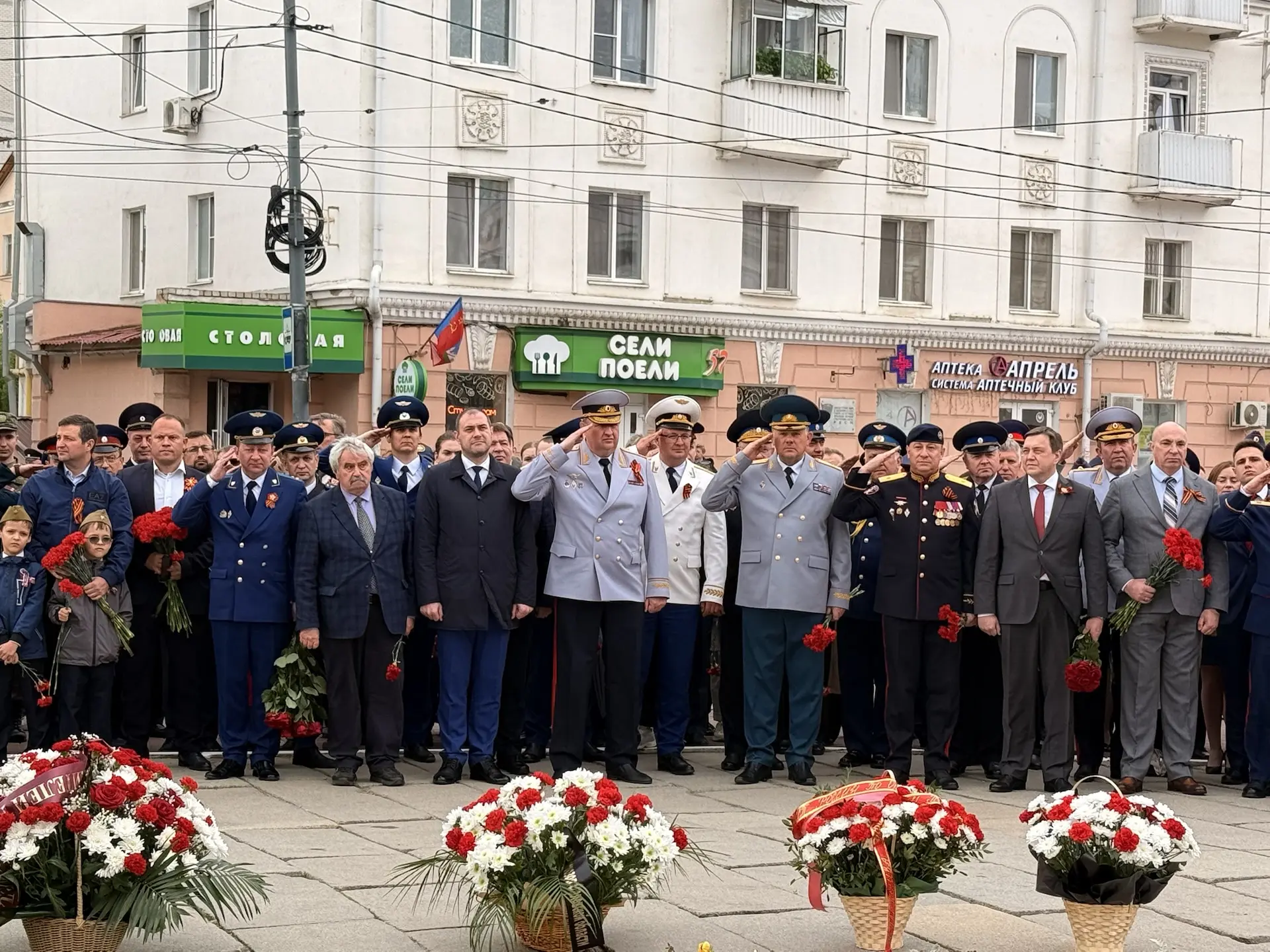 Сегодня в сквере Танкистов города Орла состоялась торжественная церемония возложения цв...