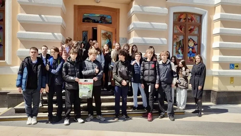 🎭 Спектакль «Петрушка‑победитель»: уроки мужества для нового поколения 🎭  В преддверии Дня Победы на