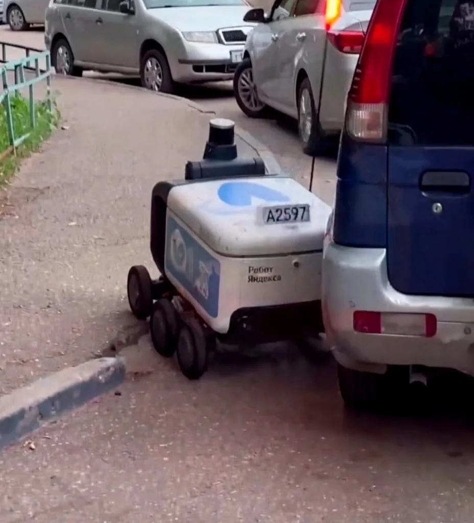 «Робот- доставщик 🤖 застрял в текстурах "багоустройства", притёр чью-то машину 🚙 и св...