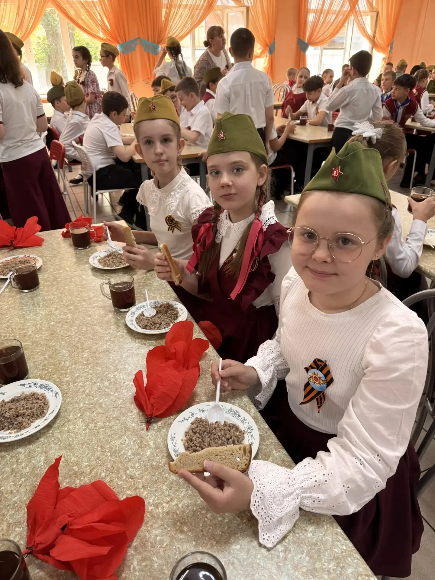 🥣 Вкус истории: в нашей школе прошла акция «Солдатская каша»!  Накануне 81-й годовщины Великой Побед