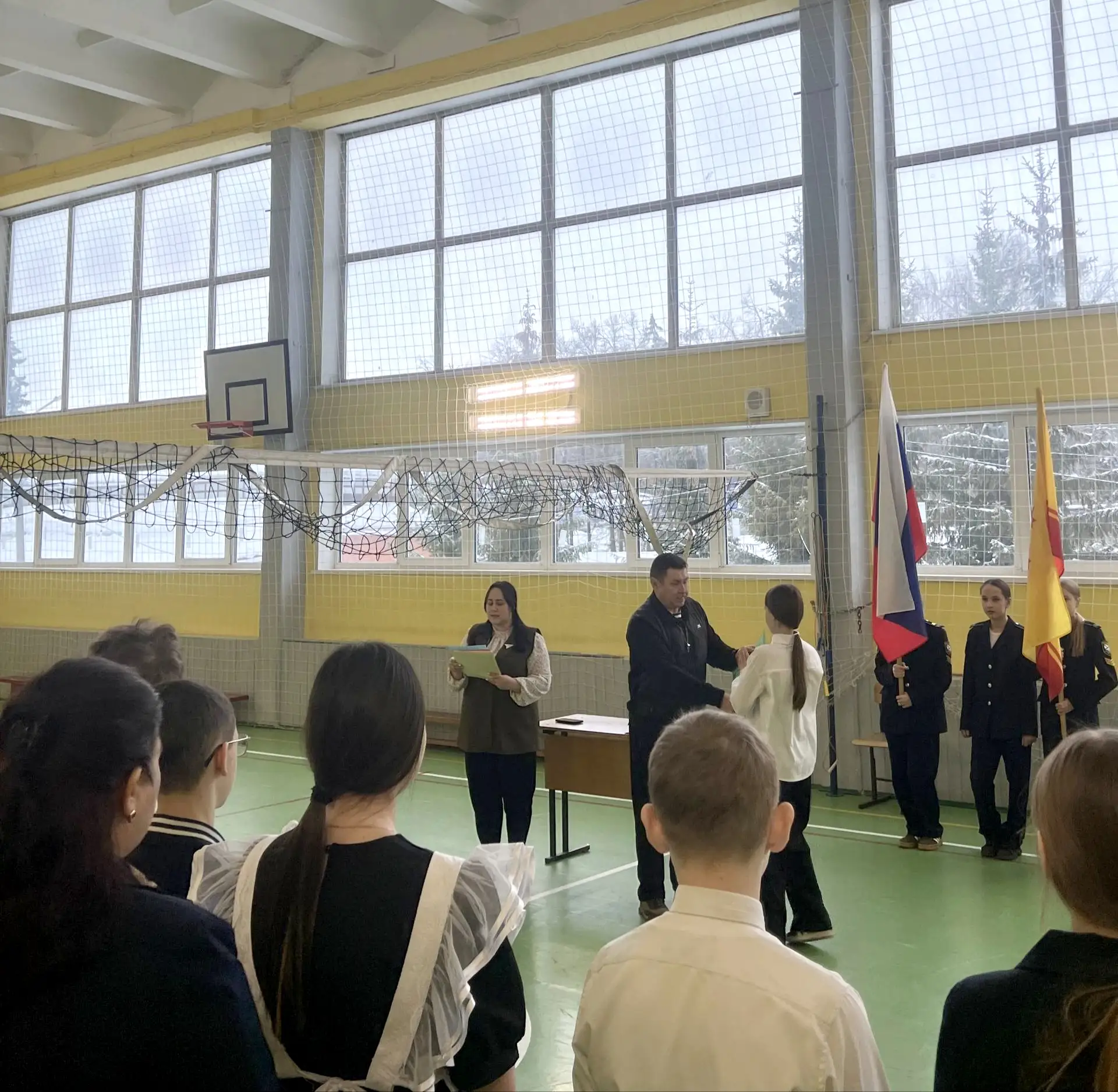 Традиционная линейка по понедельникам  🗓 Сегодня в нашей школе прошла традиционная линейка, посвящен