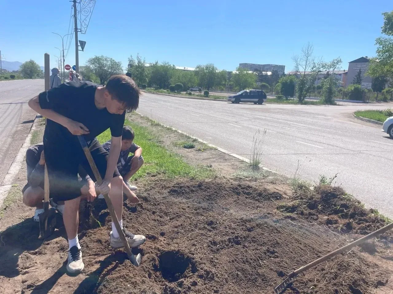 💫Работа в трудовом лагере «Яркое лето»☀️ продолжается👍

👉сегодня ребята активно занимались благоу