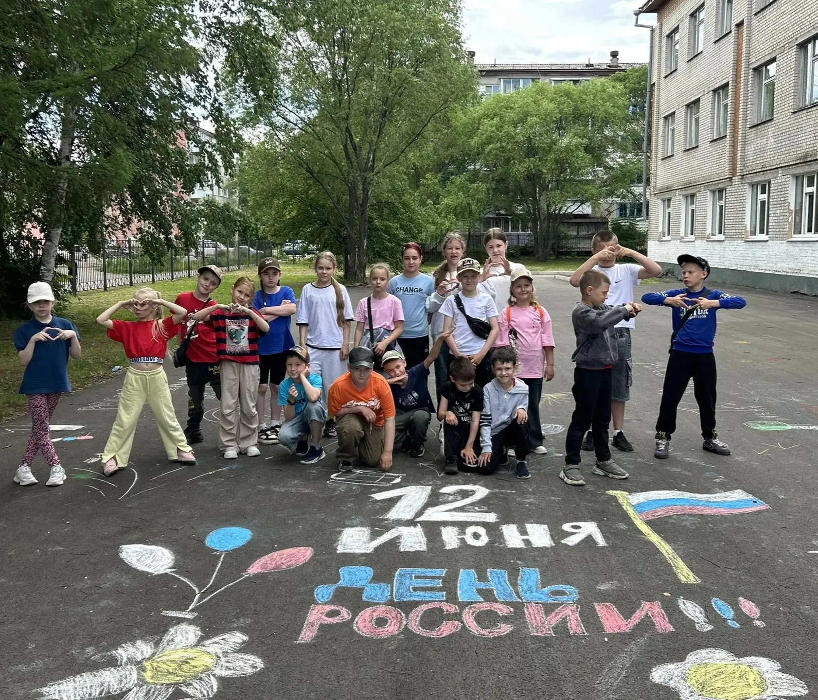 🦅 «Орлята России» отмечают День России по‑особенному! 🇷🇺✨

Ребята из пришкольного лагеря создали 