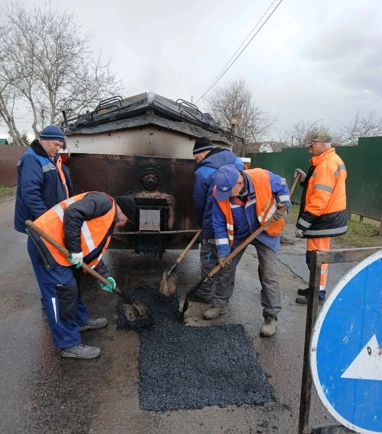 🚧 В городе ведутся дорожные работы.