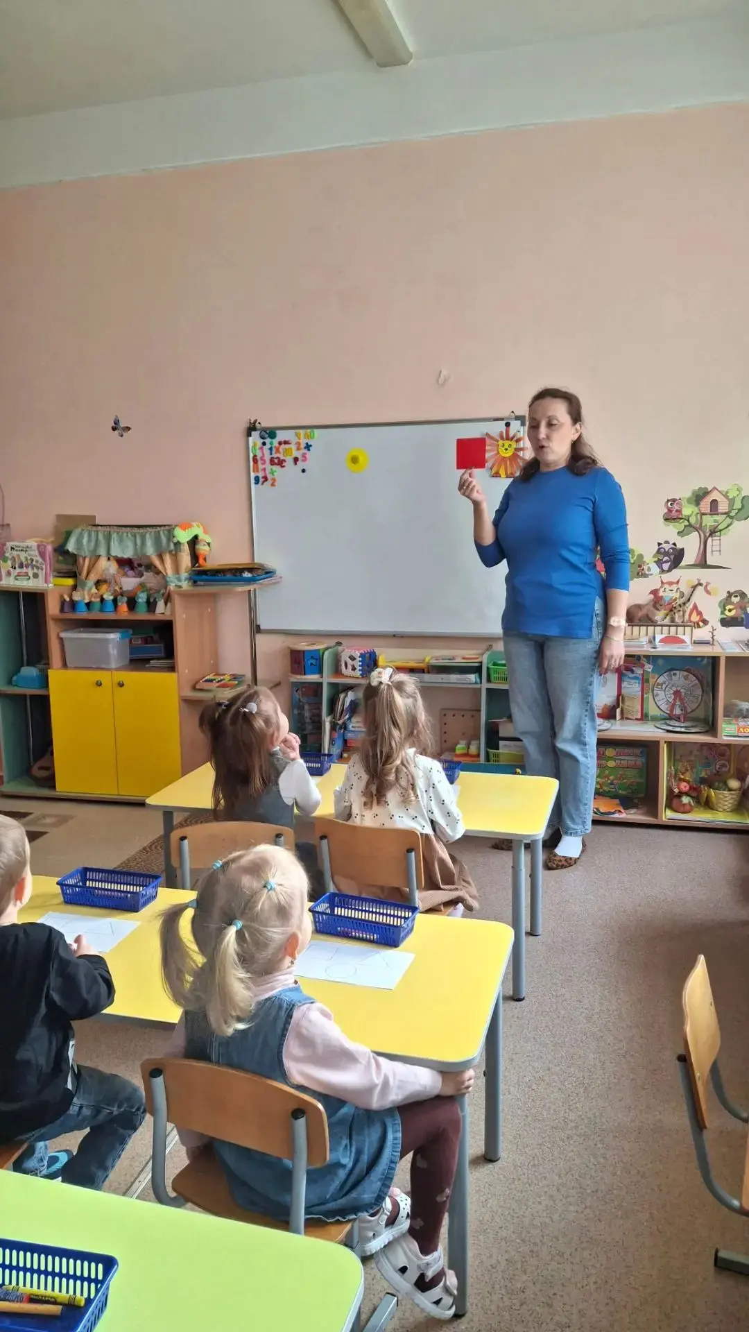 🌈 Учимся с радостью: малыши и геометрические фигуры в детском саду "Радуга"!🎨