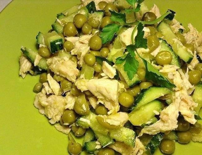 Салат с горошком и курицей