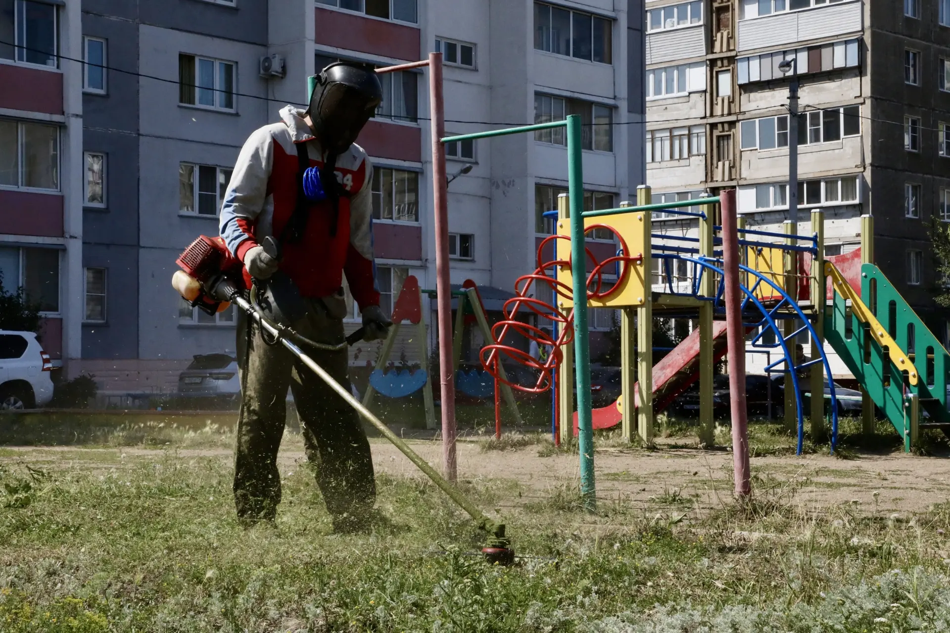Чтобы не допустить зарастания газонов и поддерживать уют во дворах, сотрудники УК ведут масштабную р
