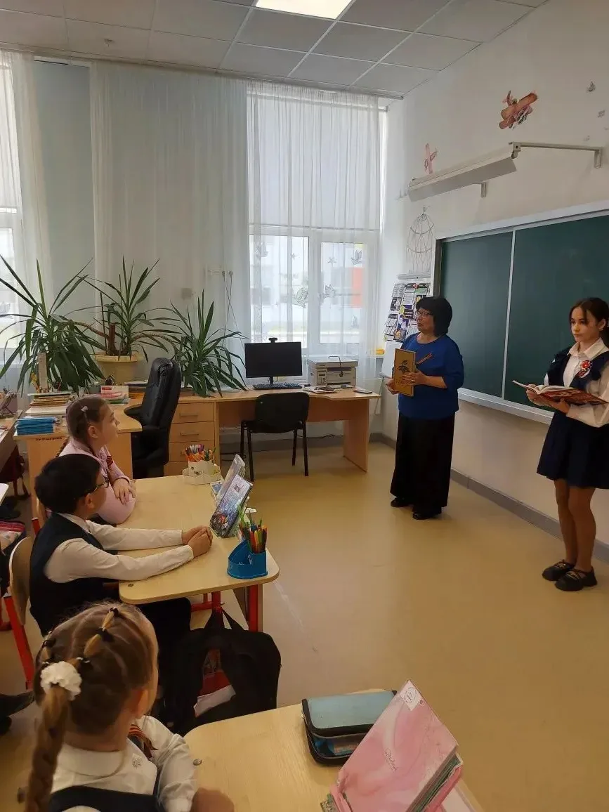 🇷🇺 В начальной школе прошла акция «Бессмертный книжный полк» 🪖📚  В младших классах школы состоялось 
