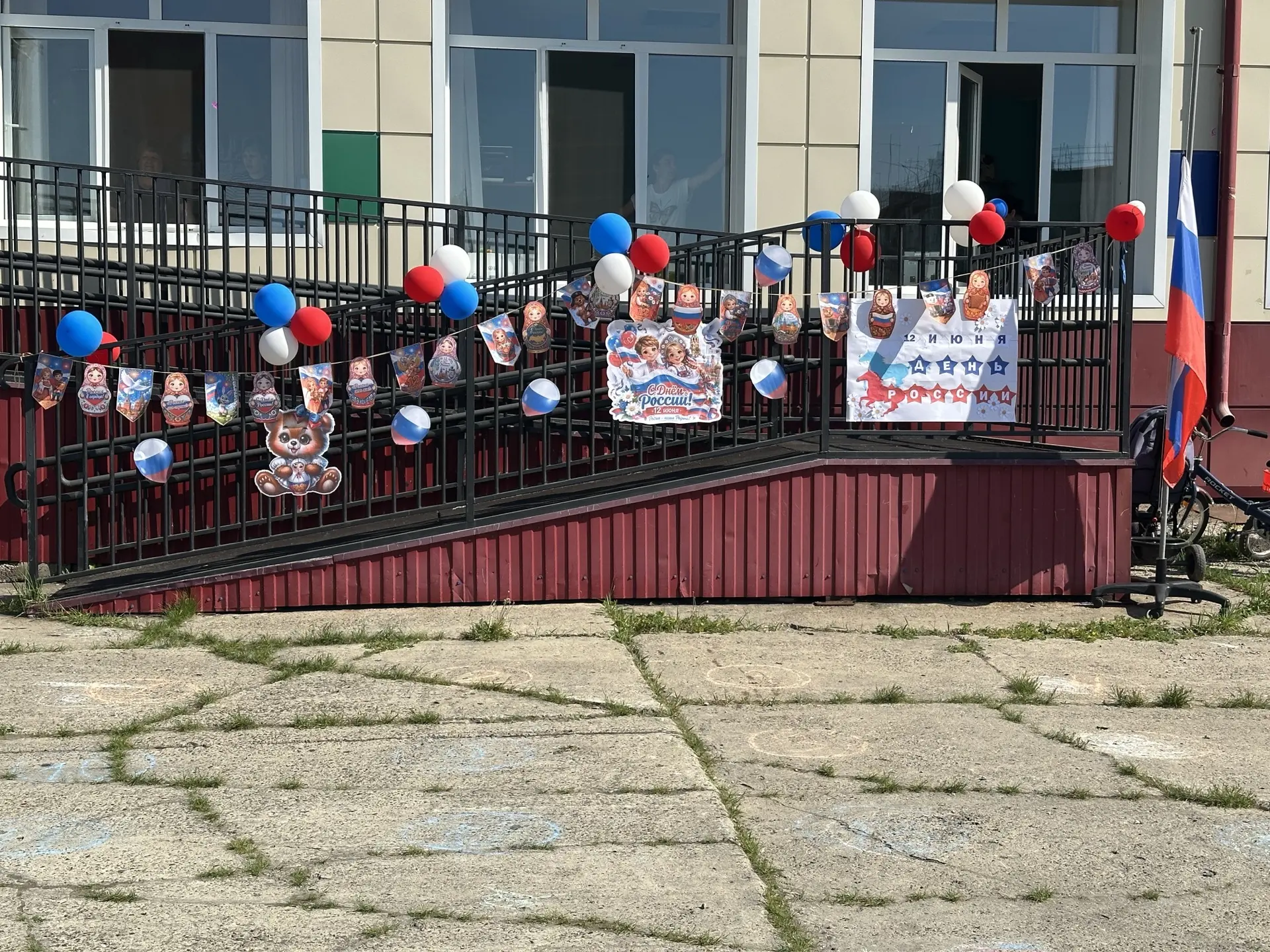 ☀️ Сегодня в нашем саду царила особенная атмосфера — мы отмечали День России! ☀️

Наши малыши и стар